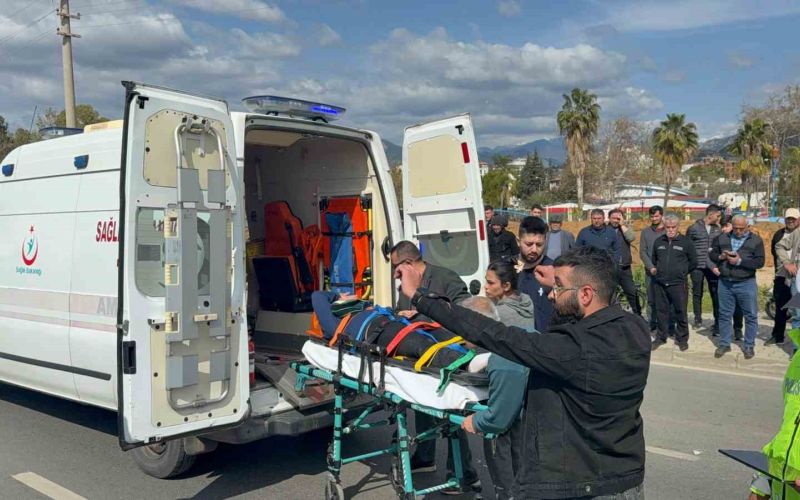 Antalya’da motosiklet hafif ticari araçla çarpıştı: 2 yaralı
