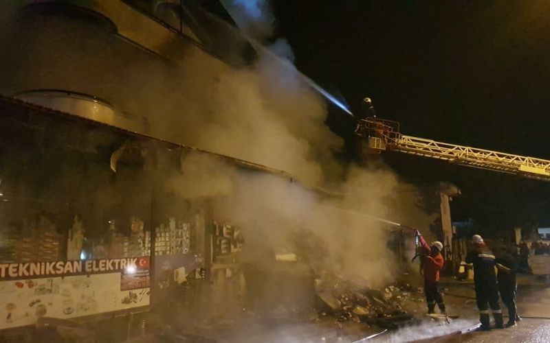 Elektrik malzemesi satan iş yerindeki yangın mahalleliyi sokağa döktü
