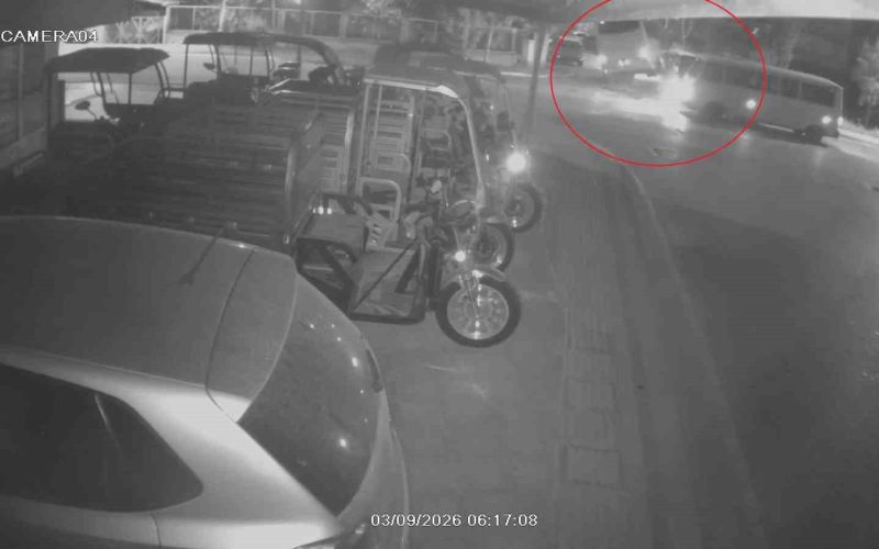 Kaza yapan otel servisi, park halindeki araçların üzerine devrildi
