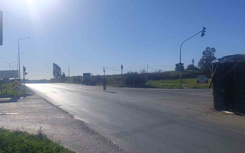 Antalya’da muz yüklü kamyonun kasası yola savruldu
