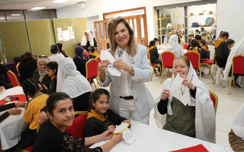 Nineler ve torunları mendil geleneğinde buluştu: Ellerini öptükleri ninelerinin sardığı mendillerden hediyelerini aldılar

