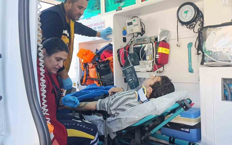 Manavgat’ta otomobil ile çarpışan motosikletli yaralandı
