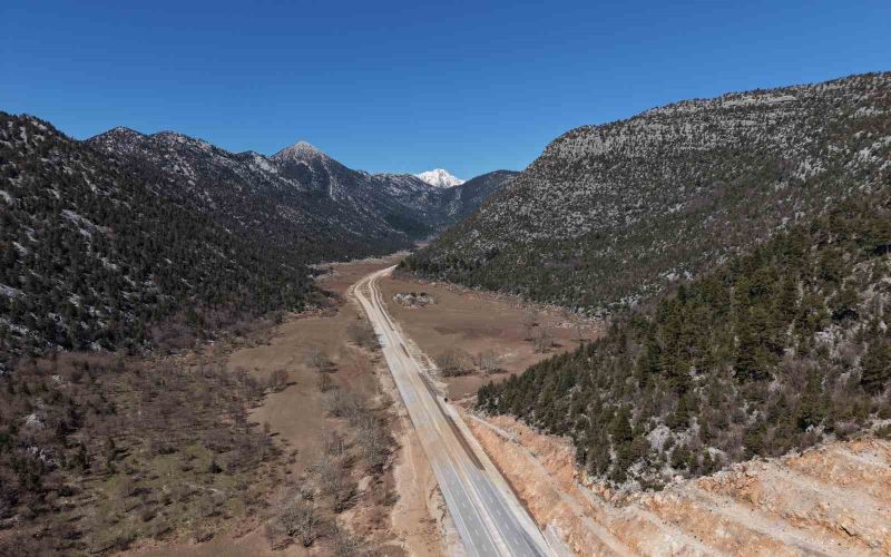 Sular çekildikten sonra yeniden ulaşıma açılan Antalya-Konya kara yolu havadan görüntülendi
