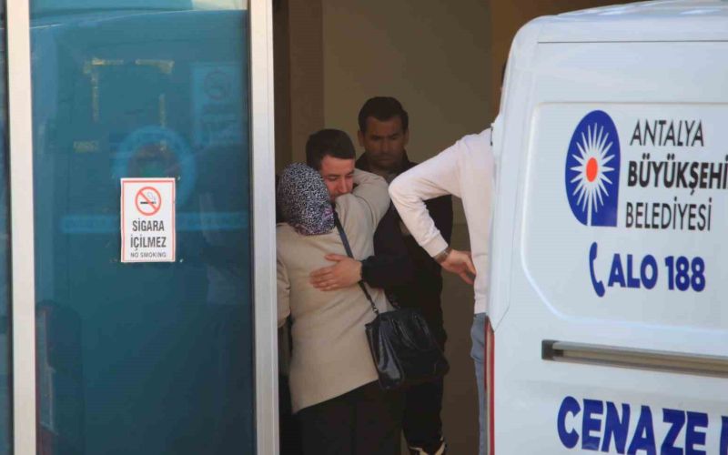 Antalya’da bariyerlere çarpan motosikletli hayatını kaybetti
