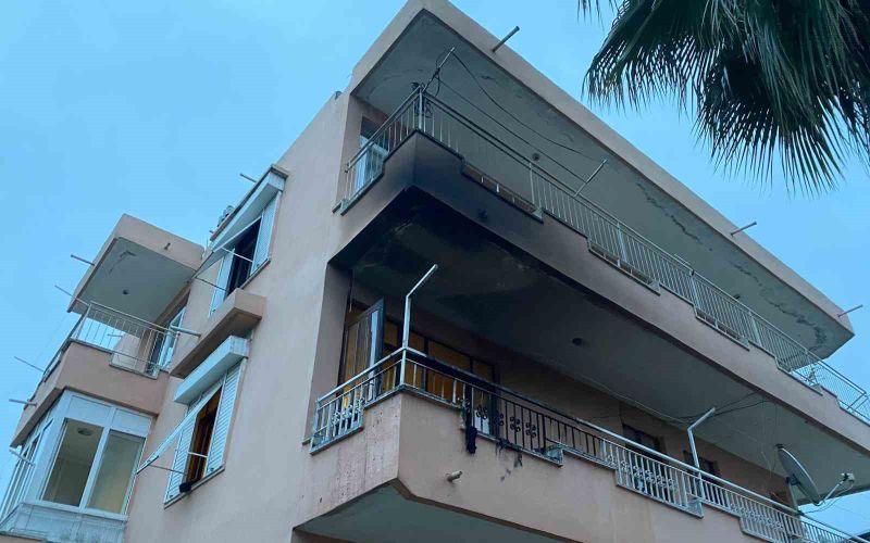 Apartman dairesinde yangın: 1 kişi dumandan etkilendi
