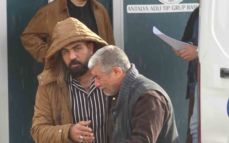 Babanın en ağır yükü: Kızı ve 5 torununun cenazesini gözyaşlarıyla teslim aldı
