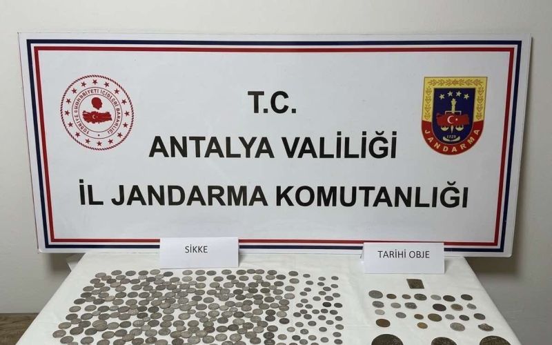 Kaş’ta tarihi eser kaçakçılığı operasyonu: Çok sayıda obje ve gümüş sikke ele geçirildi
