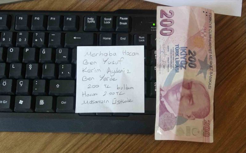 Okul koridorunda para buldu, aklına ilk gelen hadisle öğretmenler odasının yolunu tuttu
