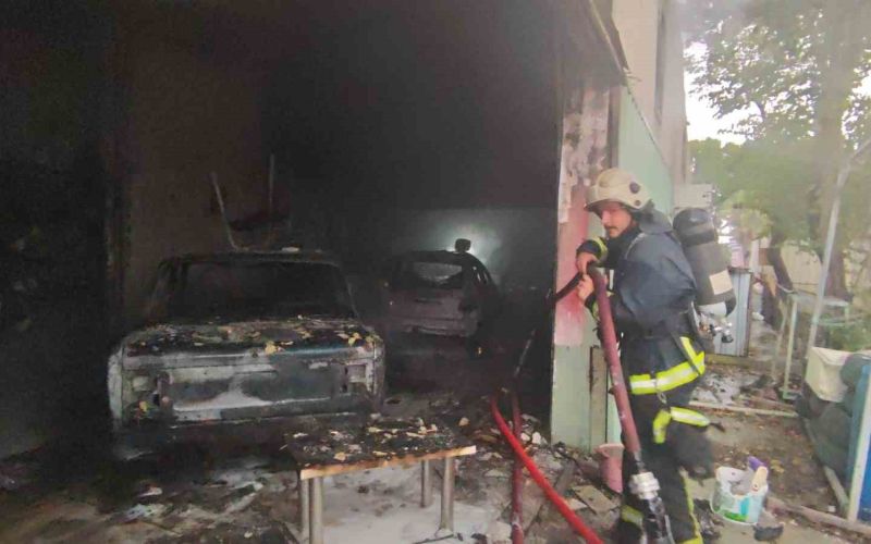 Antalya’da oto boyama atölyesindeki yangında iki iş yeri zarar gördü
