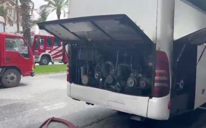 Park halindeki otobüsün motor bölümünde yangın çıktı
