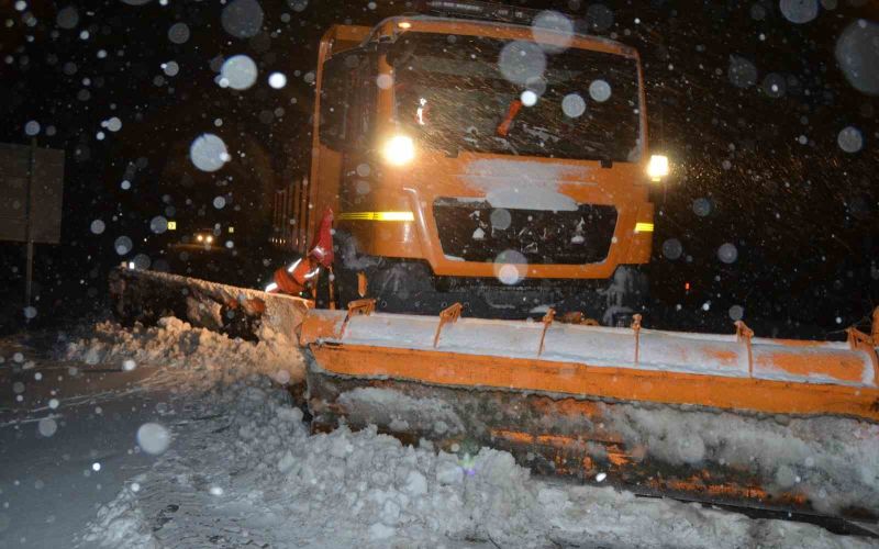 Alacabel’de yağmur kara döndü, kar kalınlığı 5 santime ulaştı
