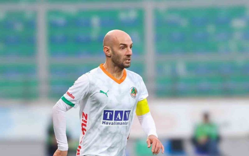 Corendon Alanyaspor kaptanı Efecan Karaca ameliyat edildi
