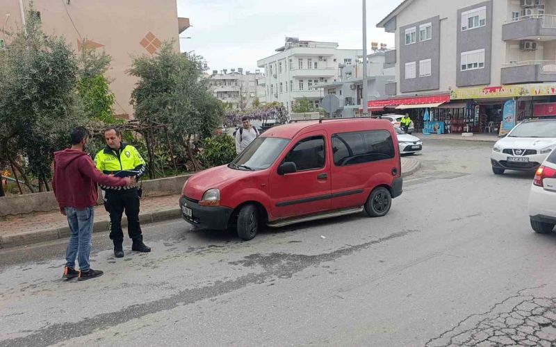 Yayanın aracın altında kaldığı kaza kamerada
