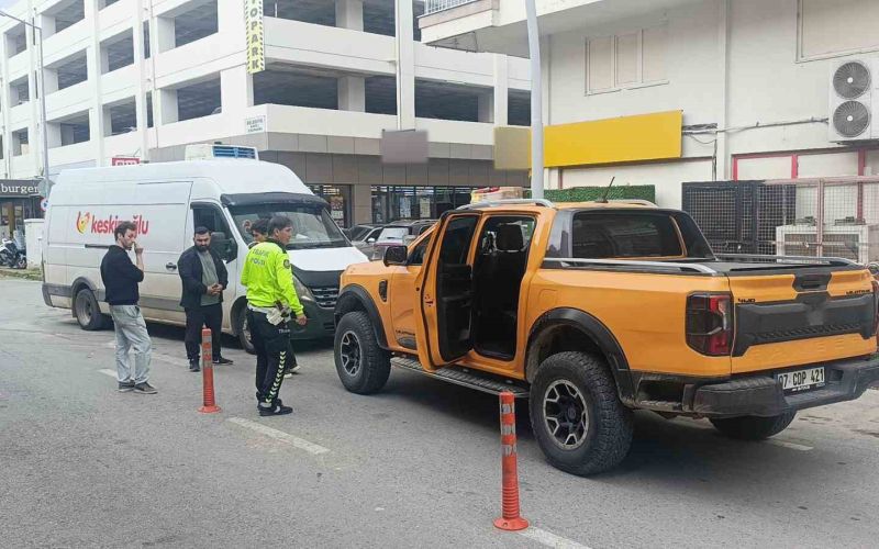 Aracına çarpan kamyonet için polis çağırdı hatalı parktan ceza yedi
