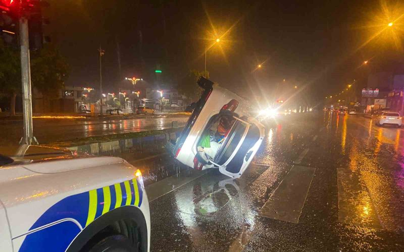 Refüje çarpıp yan yatan otomobilde bulunanların burnu bile kanamadı
