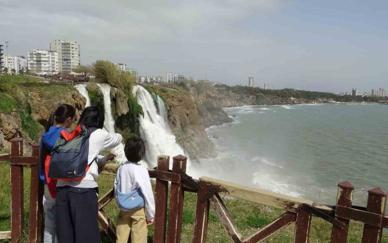 Dünyaca ünlü şelale, yağmur sonrası denizi kahverengiye bürüdü
