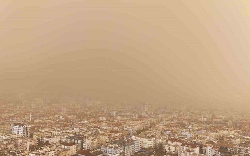 Antalya semaları kahverengiye büründü Sahra Çölü üzerinden gelen toz taşınımı çamur olup yağdı
