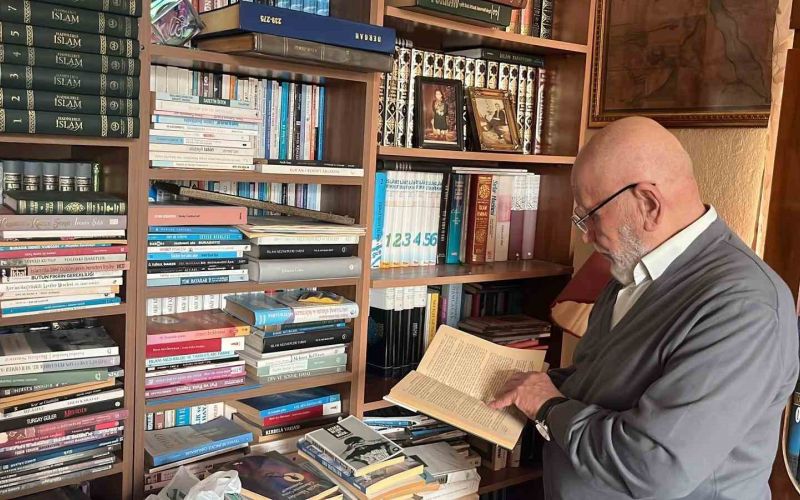 Kitap aşkı çocuklukta başladı, 11 bin kitaba ulaştı
