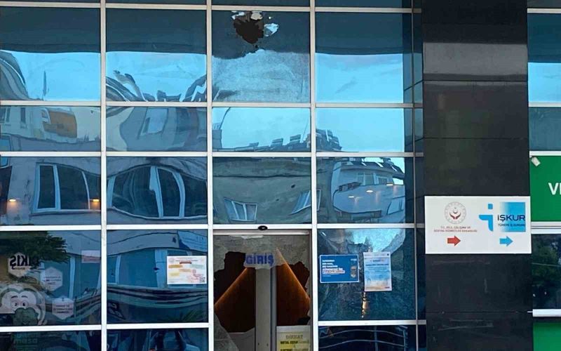 Elindeki pompalı tüfekle belediye binasına ateş açtı