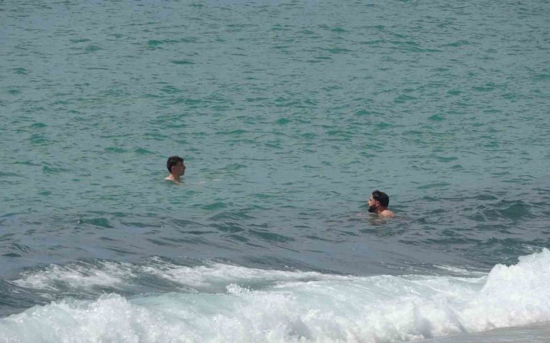Alanya’da erken yaz görüntüleri: 21 dereceyi gören denize koştu
