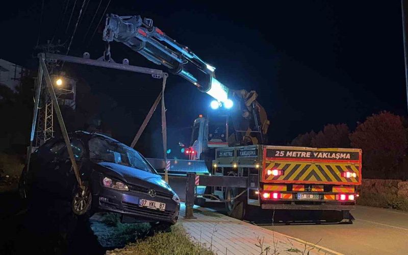 Otomobil 7 metre yükseklikten yuvarlandı, sürücü burnu kanamadan araçtan çıktı
