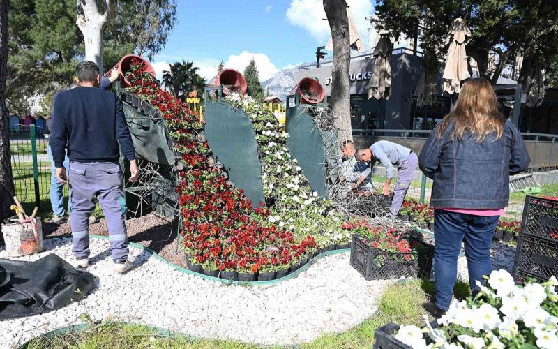 Kemer yaz sezonuna hazırlanıyor, ilçe petunyalarla süsleniyor
