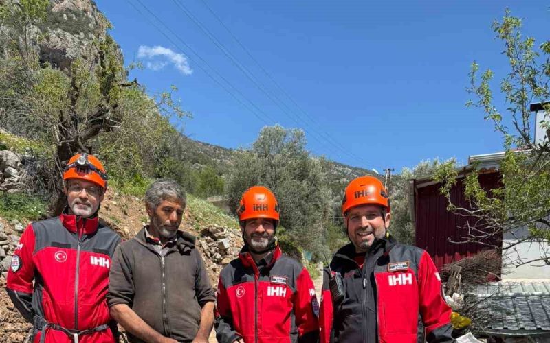 Mahsur kalan 2 keçi, 100 metrelik sarp araziden kurtarıldı
