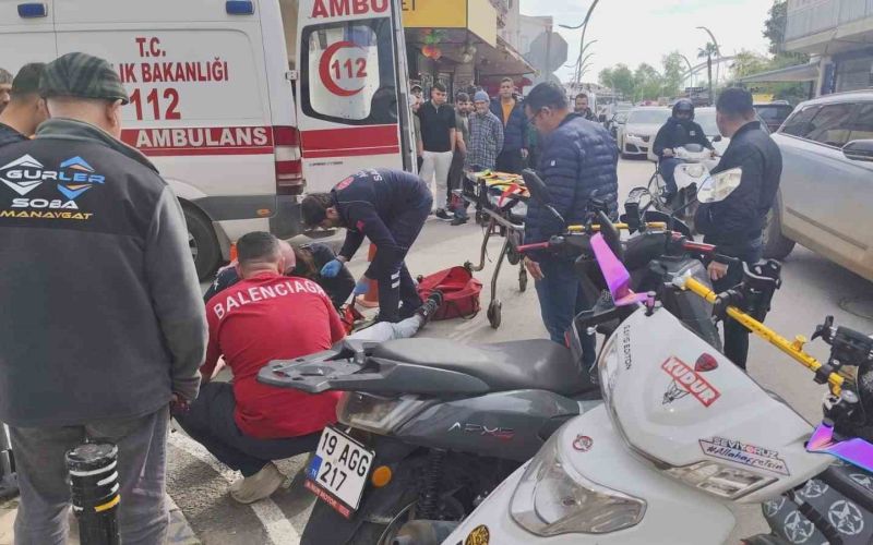 Hafif ticari araç ile motosiklet çarpıştı o anlar güvenlik kamerasına yansıdı: 1 yaralı
