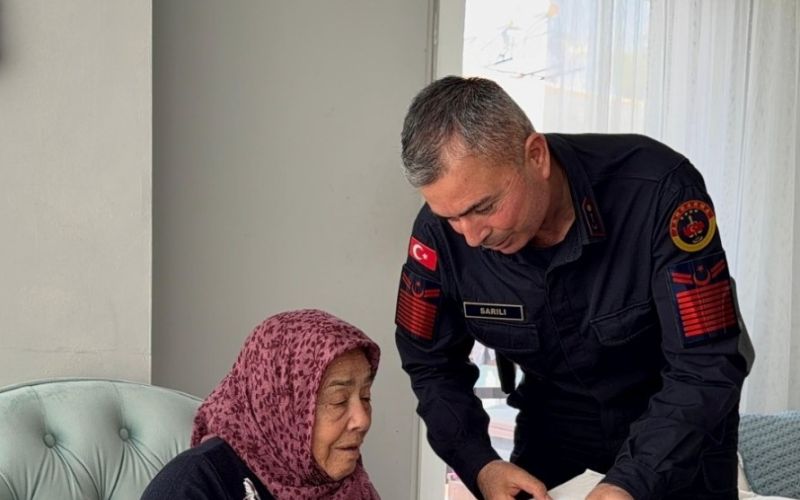 30 yıl önce şehit olan askerin silah arkadaşından şehit annesine duygulandıran ziyaret
