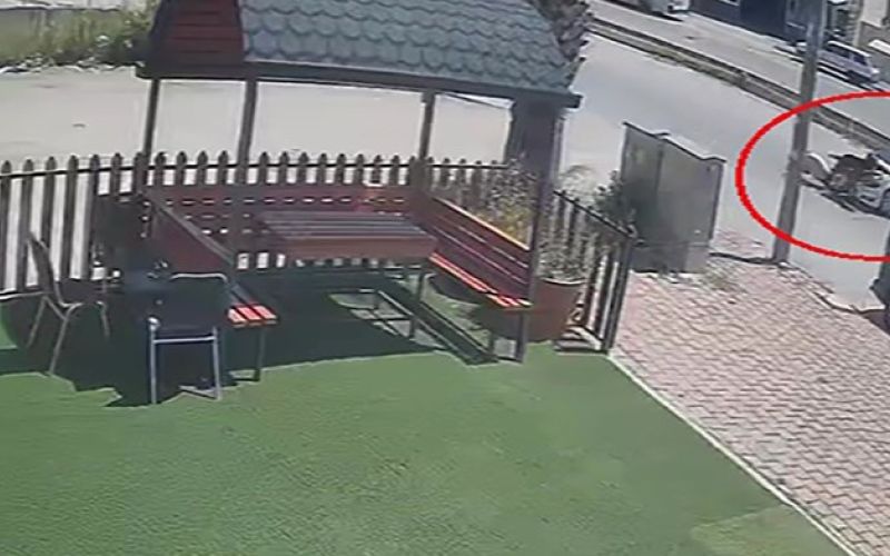 Otomobille motosikletin çarpıştığı kaza güvenlik kamerasında: 1 yaralı
