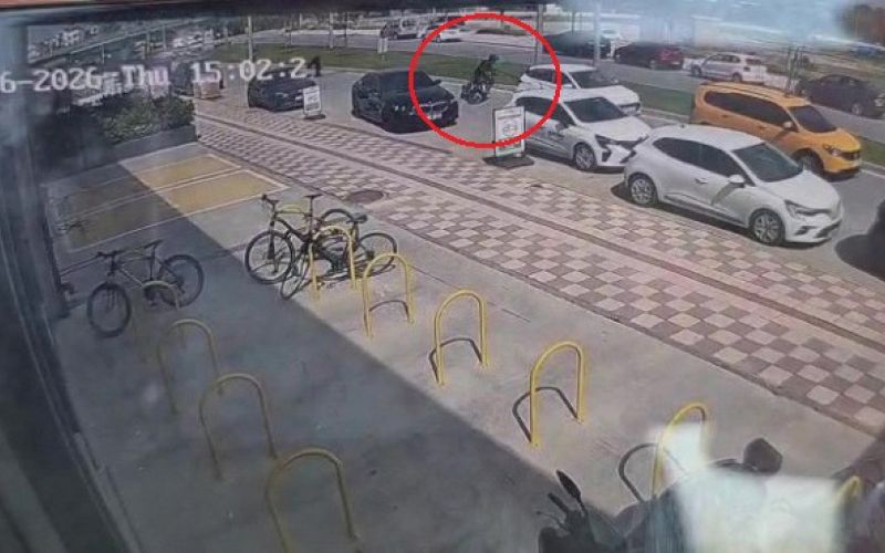 Önünde yavaşlayan araçlara çarpmamak için kaza yaptı
