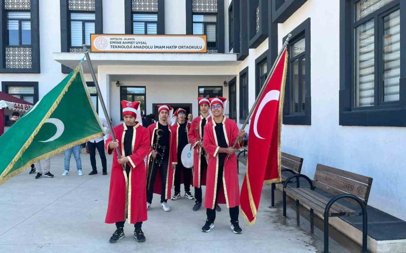 Alanya’da 5 ülkeden 97 öğrenci mehter marşlarıyla karşılandı
