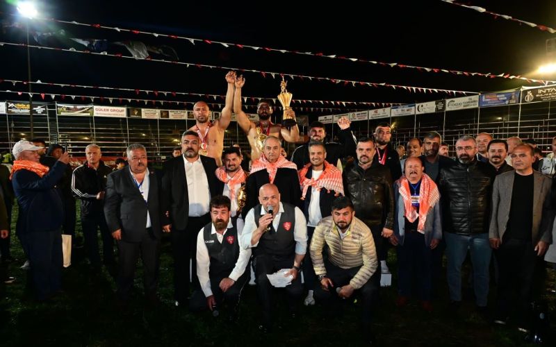 Kepez’de 12 yıl sonra er meydanı kuruldu: 984 pehlivan kıyasıya mücadele etti
