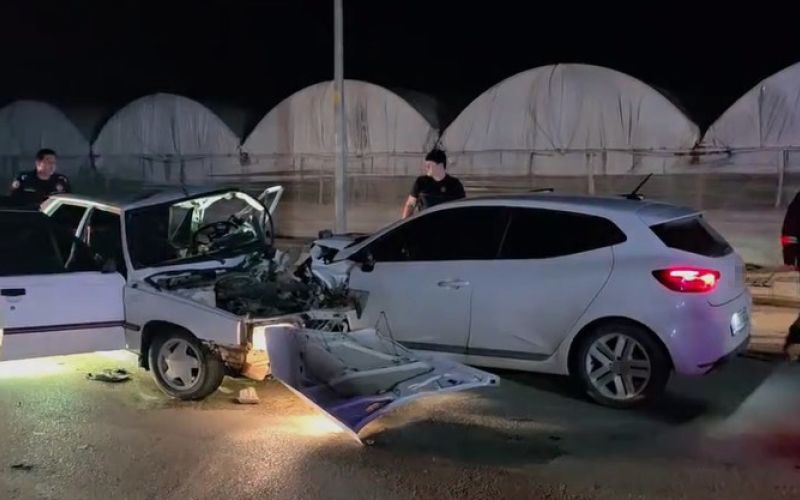 Antalya’da iki otomobilin kafa kafaya çarpıştığı kaza kamerada: 1 ölü
