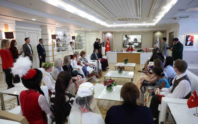 Başkan Vekili Büşra Özdemir dünya çocuklarını ağırladı
