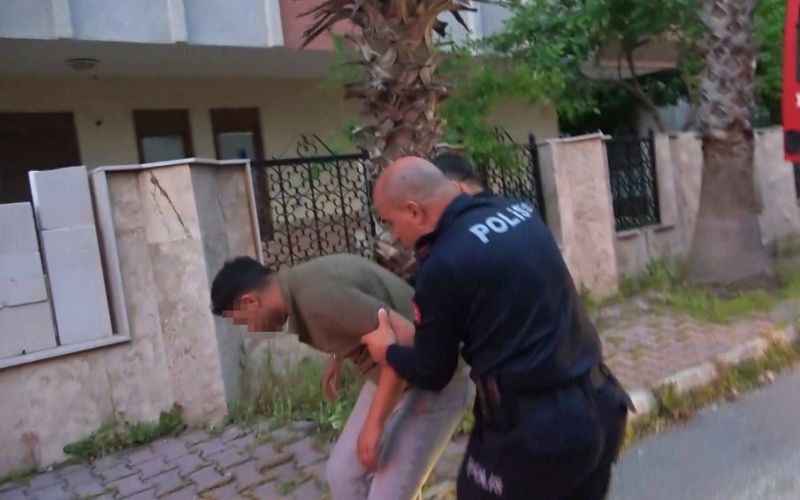 Bunalıma girip evini yakan genci ekipler kurtardı
