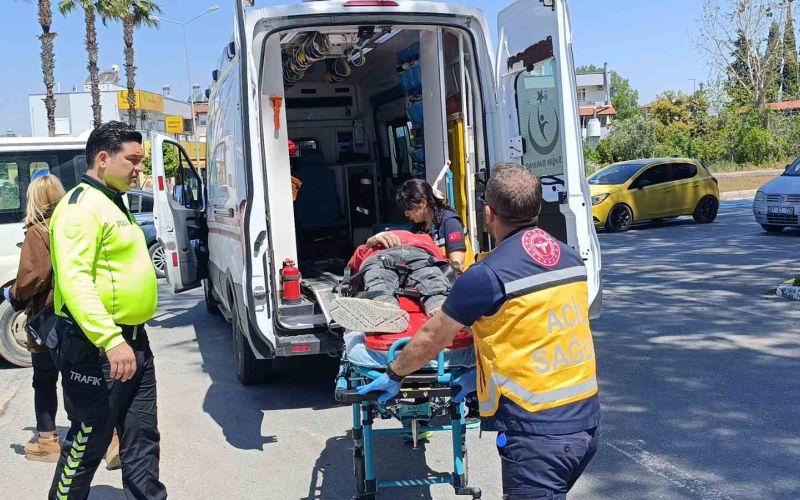 Minibüslerin çarpıştığı kazada sürücüler yaralandı
