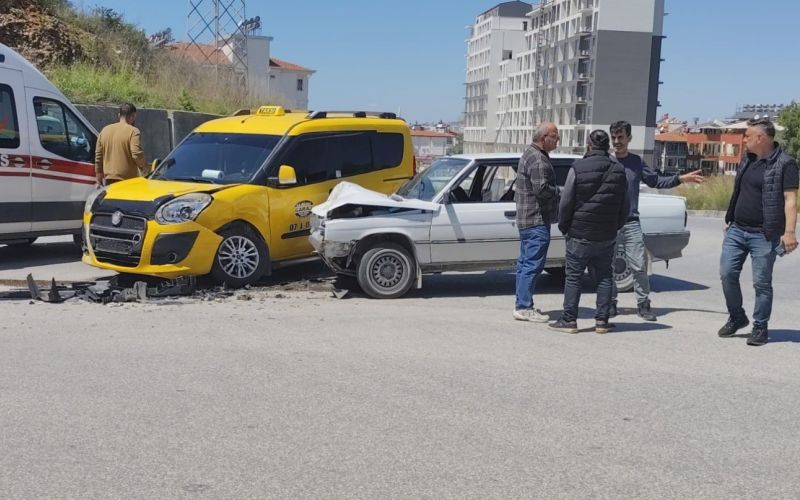 Manavgat’ta taksi ile otomobil çarpıştı: 2 yaralı
