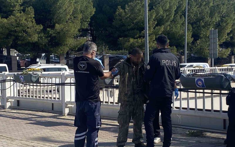 Antalya’da alt geçit demirlerine çıkan genci polis ikna edip indirdi
