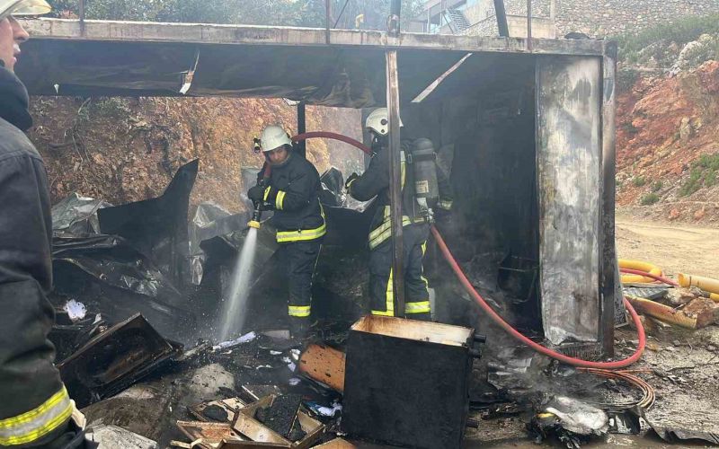 Alanya’da işçilerin kaldığı konteyner alevlere teslim oldu
