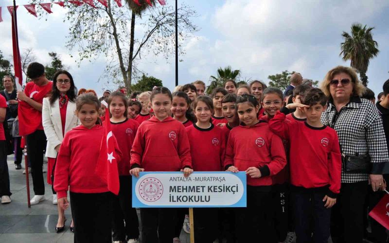 Antalya’da 23 Nisan kutlamaları çelenk sunma töreniyle başladı
