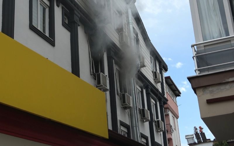 Antalya’da apartman dairesindeki yangın korkuttu: 5 kişi tedbir amaçlı hastaneye götürüldü
