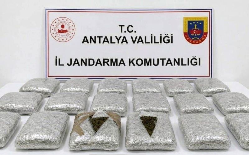 Antalya’da jandarmadan uyuşturucu operasyonu: 30 kilogram skunk maddesi ele geçirildi
