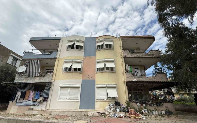 Daire içerisinde ve bahçede biriktirilen çöpler vatandaşı isyan ettirdi
