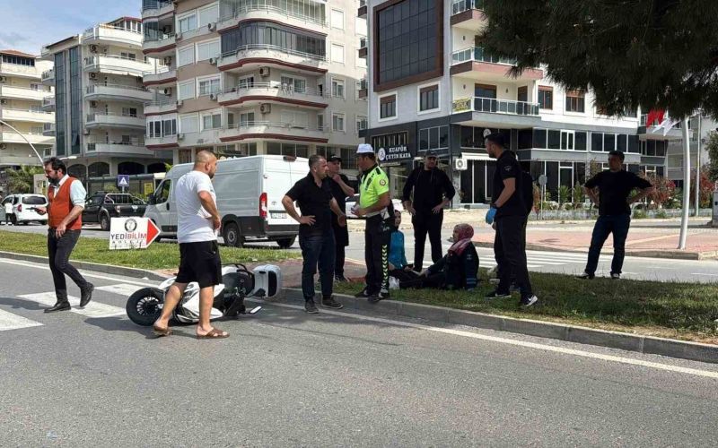 Antalya’da motosikletler çarpıştı: 3 yaralı
