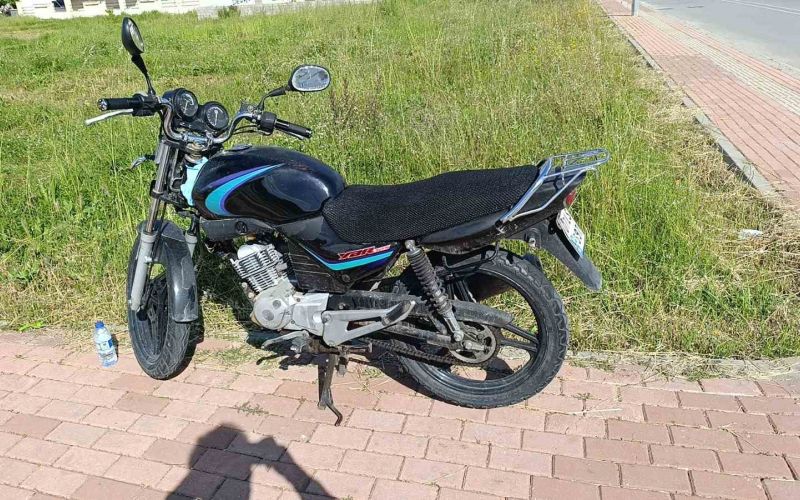 Seyir halindeyken devrilen motosikletin sürücüsü yaralandı
