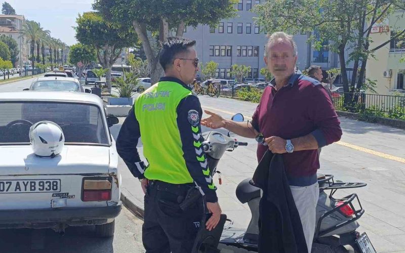 Otomobille çarpışan elektrikli bisiklet sürücüsü, park halindeki aracın altına sürüklendi
