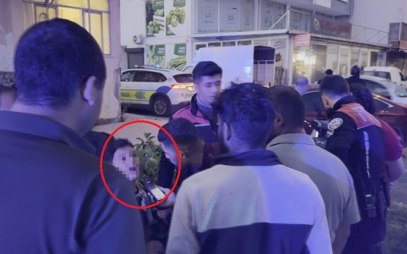 Kazada hafif yaralanan küçük kardeşleri kimse ikna edemedi: Babadan gelen telefonla ambulansa bindiler
