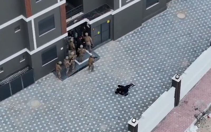 İkiz plakalarla ilçeleri gezip evlerden hırsızlık yaptılar, 11’incisinde yakayı ele verdiler
