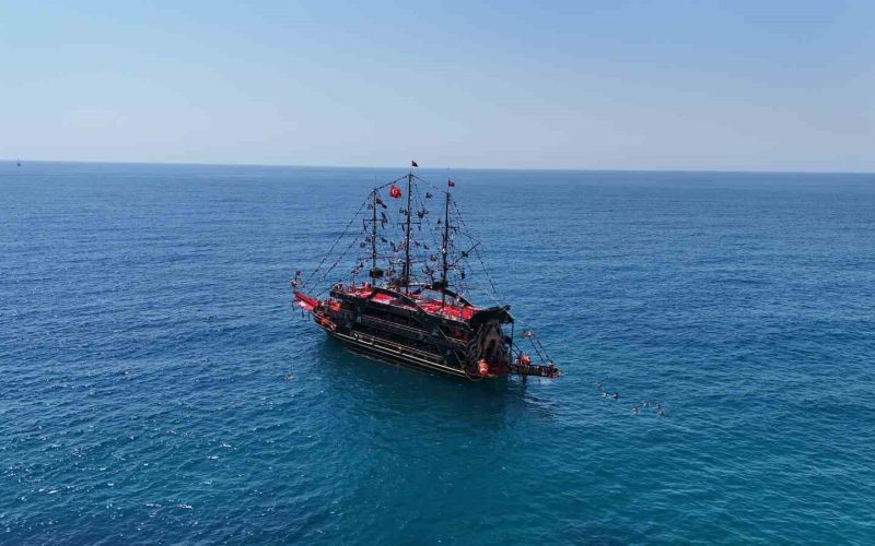 Alanya’da yaz erken geldi, yerli ve yabancı turistler sahile koştu
